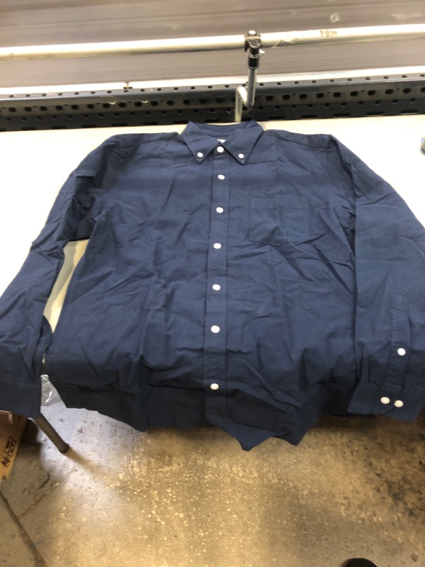 Photo 1 of Amazon Essentials Men's Regular-Fit Long-Sleeve Solid Pocket Oxford Shirt Medium Navy