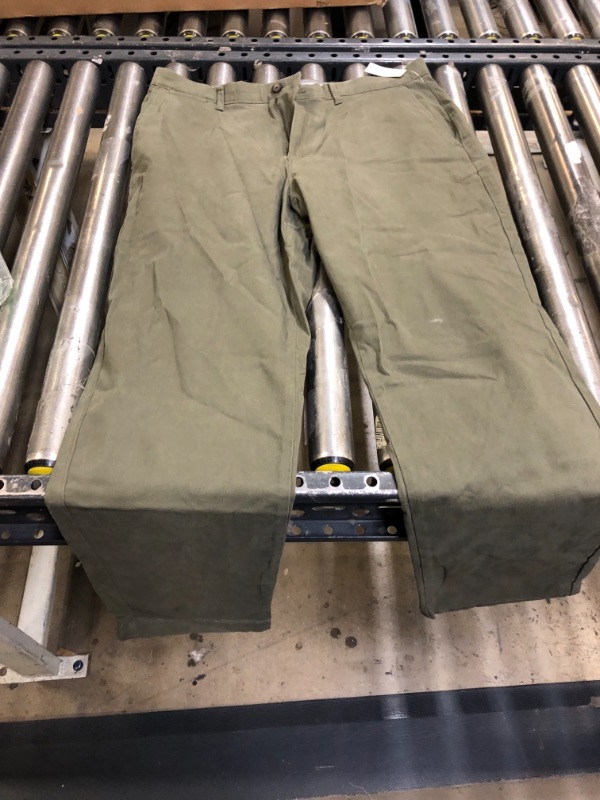 Photo 1 of 34W x 34L Amazon Essentials Men's Relaxed-Fit Casual Stretch Khaki Pant