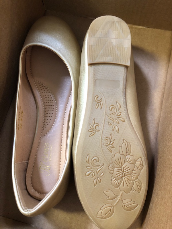 Photo 2 of Amazon Essentials Women's Pointed-Toe Ballet Flat SIZE UNKNOWN LOOKS LIKE 8 OR CLOSE TO 8 