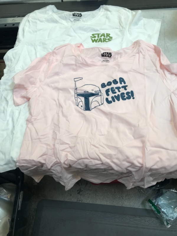 Photo 1 of 2 PCK SHIRTS STAR WARS LARGE
