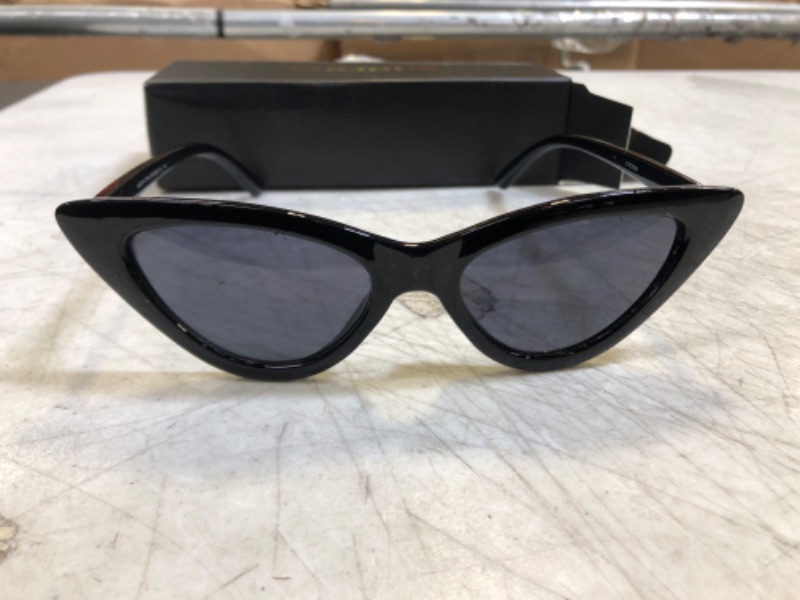 Photo 1 of Allarallvr  Sunglasses for Women 90s Retro Trendy Y2K Classical Vintage Shades 