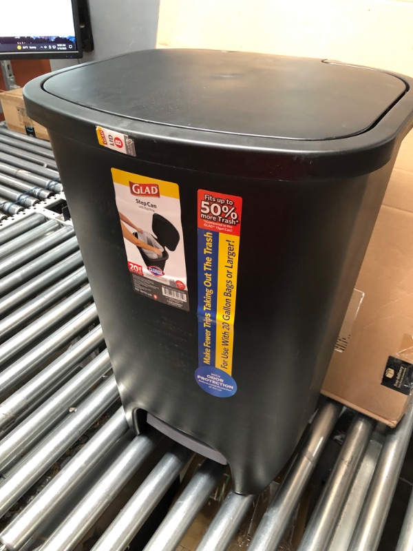 Photo 3 of ****see notes****
Glad 20 Gallon / 75 Liter Extra Capacity Plastic Step Trash Can with CloroxTM Odor Protection | Fits Kitchen Pro 20 Gallon Trash Bags Black 20 Gallon