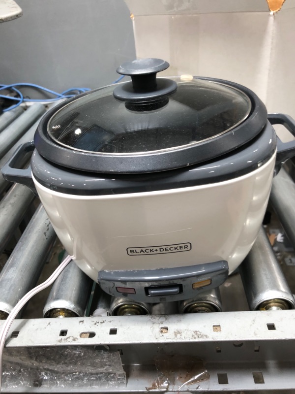 Photo 2 of *** TESTED DOES NOT POWER ONBLACK+DECKER 16-Cup Cooked/8-Cup Uncooked Rice Cooker and Food Steamer, White 16-cup rice cooker