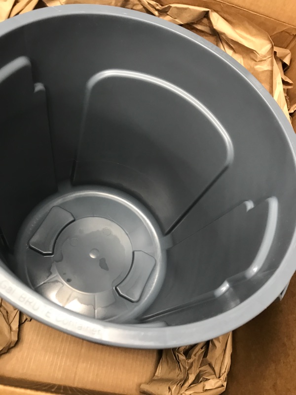 Photo 3 of **MISSING LID**   Rubbermaid Commercial BRUTE Container with Venting Channels and Lid, Gray , 10 Gallon, (FG261000GRAY & FG260900GRAY ) Container w/ Lid 10G Gray