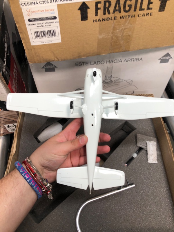 Photo 1 of Daron Worldwide Trading H3132 C206 Stationair Cessna 1/32 AIRCRAFT