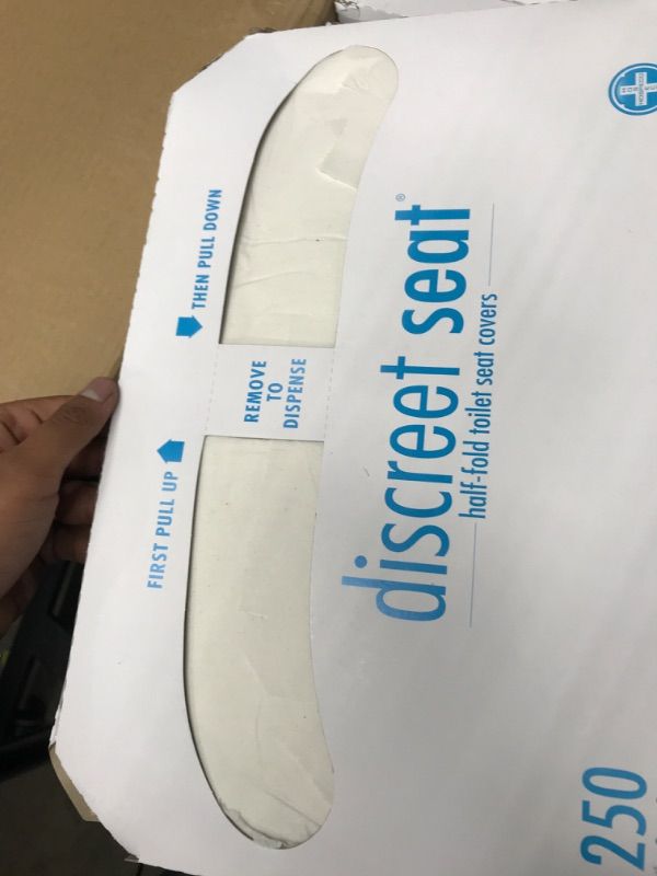 Photo 1 of Hospeco Discreet Seat DS-1000 Half-Fold Toilet Seat Covers 1pc
