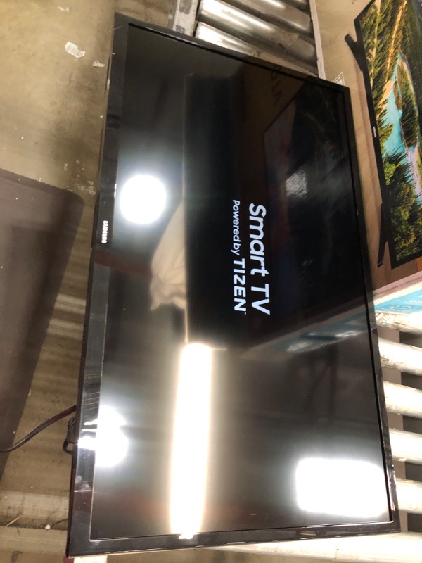 Photo 2 of SAMSUNG 32-inch Class LED Smart FHD TV 1080P (UN32N5300AFXZA, 2018 Model)