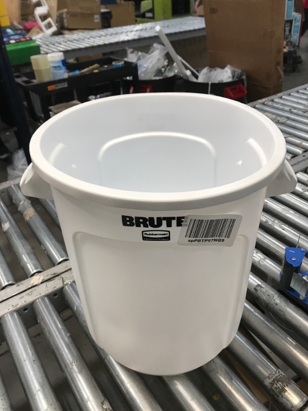 Photo 2 of Brute 10 Gal. White Plastic Round Trash Can