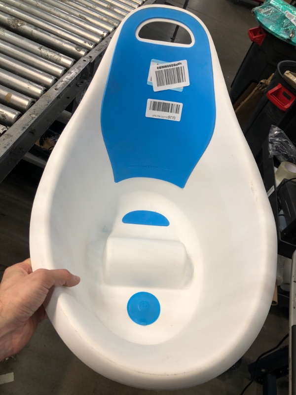 Photo 1 of **USED/SLIGHT DAMAGE**   Munchkin Sit and Soak Baby Bath Tub, 0-12 Months, White 25x16.25x15 Inch (Pack of 1)
