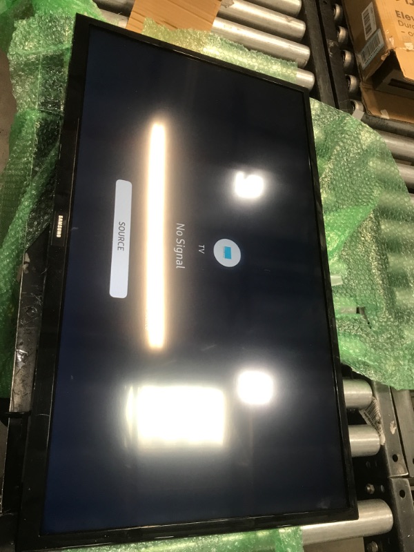 Photo 2 of SAMSUNG 32-inch Class LED Smart FHD TV 1080P (UN32N5300AFXZA, 2018 Model)