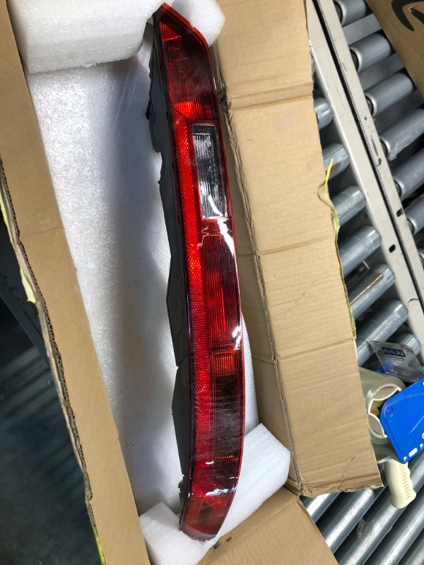 Photo 2 of XtremeAmazing Rear Bumper Reflector Assembly for Audi Q5 2018 2019-2021 Left Side Stop Brake Lights Lens