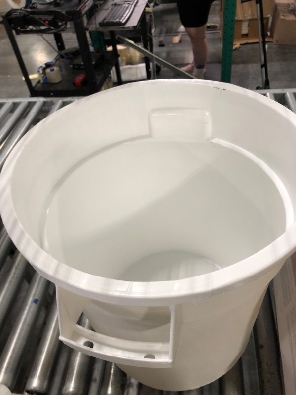 Photo 1 of AmazonCommercial 10 Gallon Heavy Duty Round Trash/Garbage Can, White, 2-pack WHITE 10 GALLON 2 pack