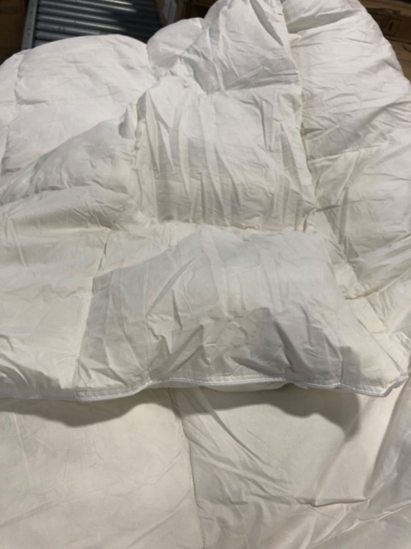 Photo 3 of Amazon Basics Down Alternative Bedding Comforter , Full/Queen, White, Light