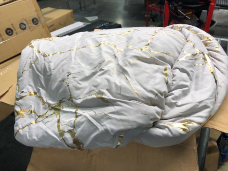 Photo 3 of White Gold Glitter Metallic Marble Comforter Set Gilding Gothic Luxury Foil Printed Bedding Set King Size 3Pcs (1 Comforter, 2 Pillowcases)