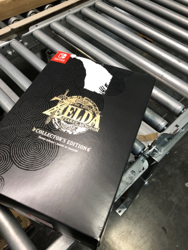 Photo 1 of The Legend of Zelda: Tears of the Kingdom Collector's Edition - Nintendo Switch,Outside Box Slight Tear 
