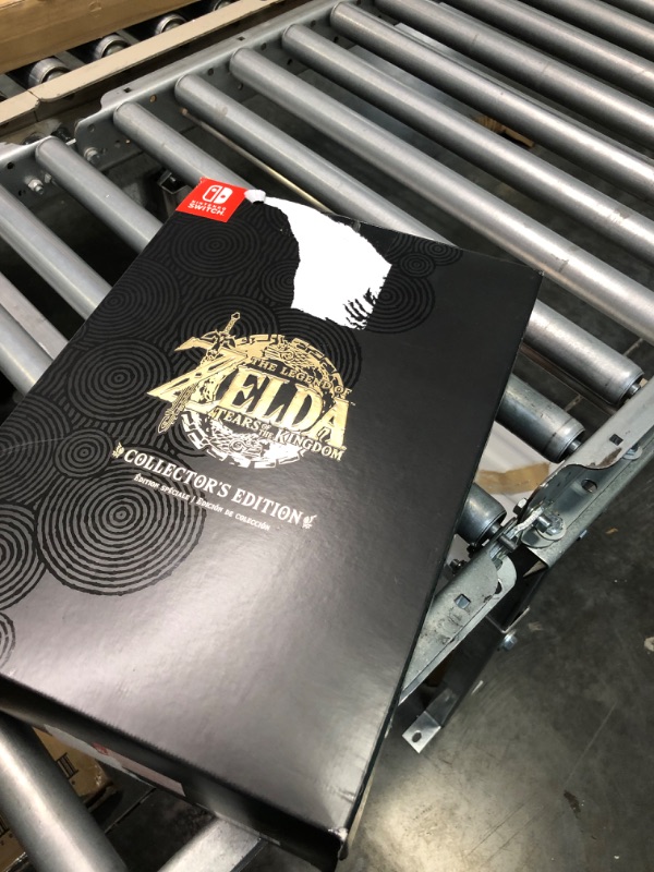 Photo 2 of The Legend of Zelda: Tears of the Kingdom Collector's Edition - Nintendo Switch,Outside Box Slight Tear 
