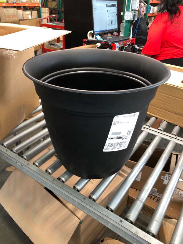 Photo 3 of Akro Mils ECA20000G18 20" Eclipse Black Pot With Attached Saucer