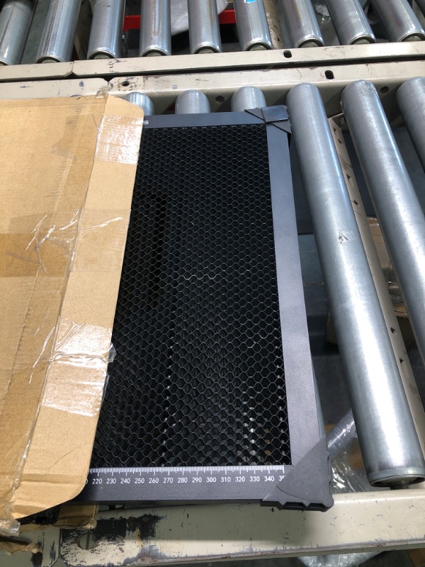 Photo 2 of 400 * 400mm Honeycomb Laser Bed Honeycomb Working Table Laser Honeycomb for CO2 or Laser Engraver Cutting Machine with Aluminum Plate Without engraving materials 400*400mm