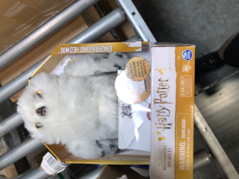 Photo 4 of Wizarding World Harry Potter, Enchanting Hedwig Interactive Owl with Over 15 Sounds and Movements and Hogwarts Envelope, Kids Toys for Ages 5 and up Hedwig (Interactive)