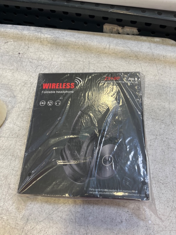 Photo 1 of BLACK WIRELESS HEADSET 