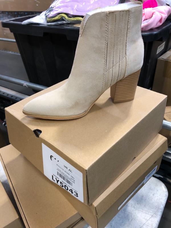 Photo 1 of  Women's Tan suede boot 6.5