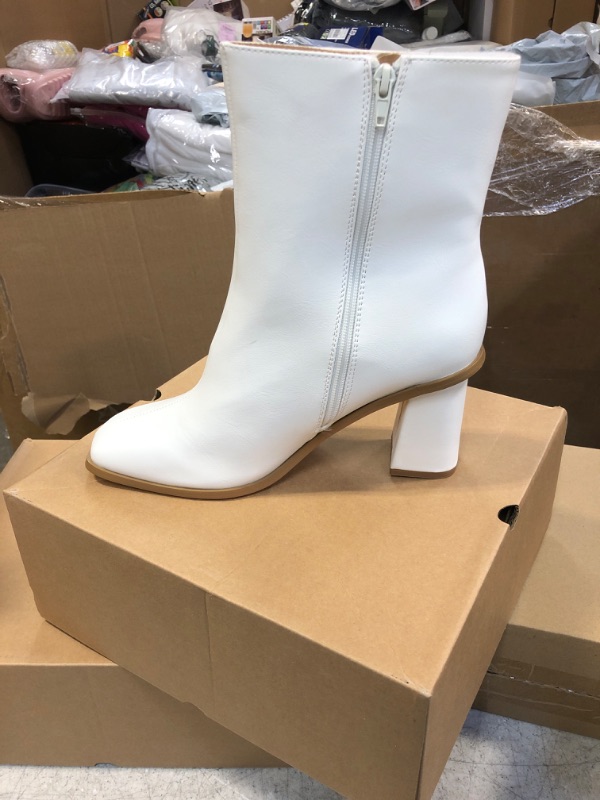 Photo 1 of  Women's White  boot 9.5