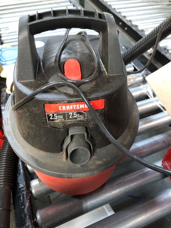 Photo 4 of (PARTS ONLY/ NO RETURNS) CRAFTSMAN CMXEVBE17250 2.5 Gallon 1.75 Peak HP Wet/Dry Vac, Portable Shop Vacuum with Attachments
