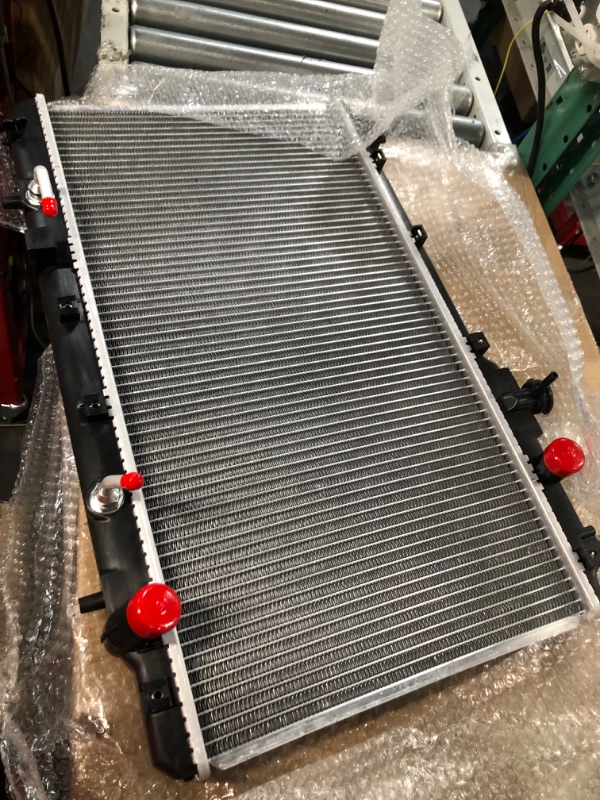 Photo 2 of DNA Motoring OEM-RA-2051 OE Style 1-Row Aluminum Direct Fit Radiator Compatible with 97-01 Honda CR-V, 26-5/16" W X 13-3/4" H X 1-1/4" D, 1-1/4" Inlet, 1-1/4" Outlet 97-01 CR-V