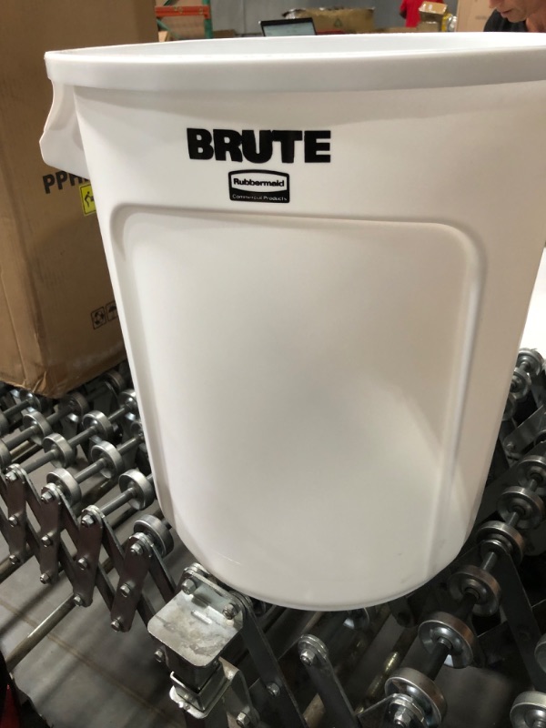 Photo 3 of Brute 10 Gal. White Plastic Round Trash Can