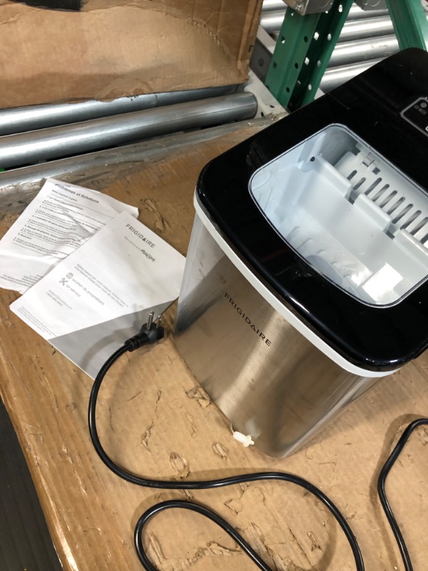 Photo 4 of **NONREFUNDABLE**FOR PARTS OR REPAIR**SEE NOTES**
Frigidaire Compact Countertop Ice Maker, Makes 26 Lbs. Of Bullet Shaped Ice Cubes Per Day, Silver Stainless
