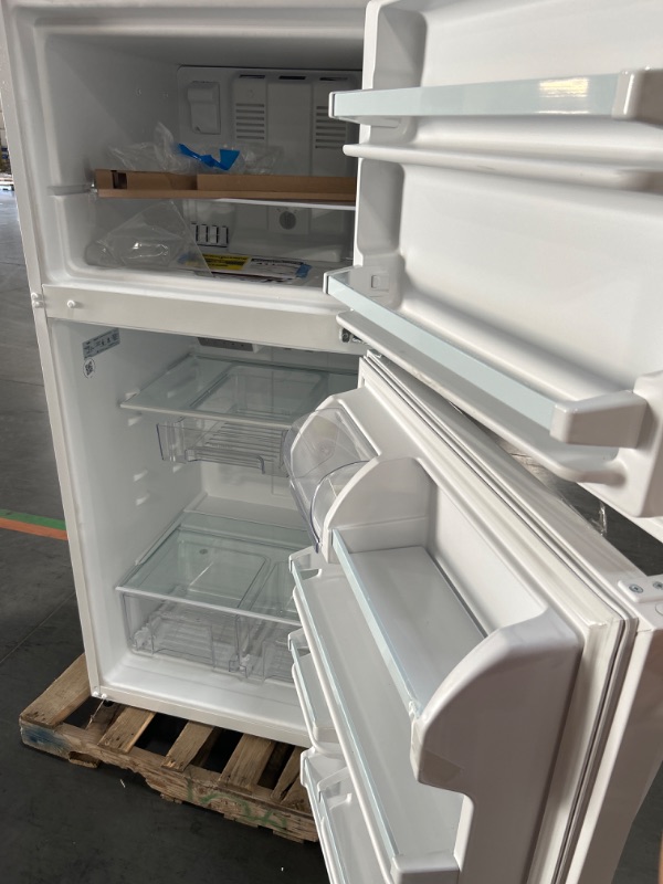 Photo 5 of Whirlpool 18.2-cu ft Top-Freezer Refrigerator (White)