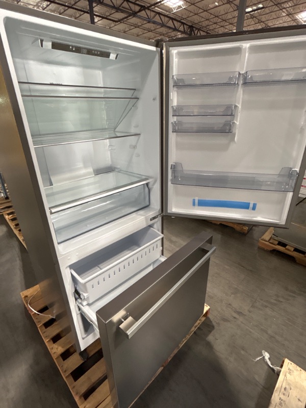 Photo 7 of Frigidaire 27.8-cu ft French Door Refrigerator with Ice Maker (Fingerprint Resistant Stainless Steel) ENERGY 