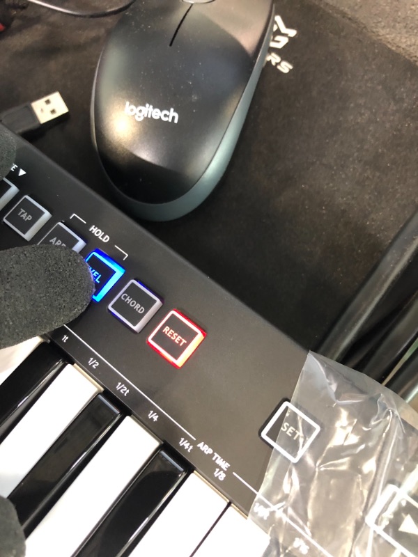 Photo 4 of AKM322 32-Key MIDI Keyboard Controller with Cubase LE