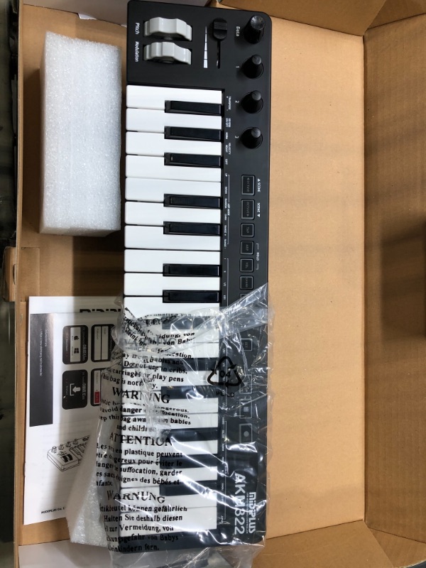 Photo 2 of AKM322 32-Key MIDI Keyboard Controller with Cubase LE