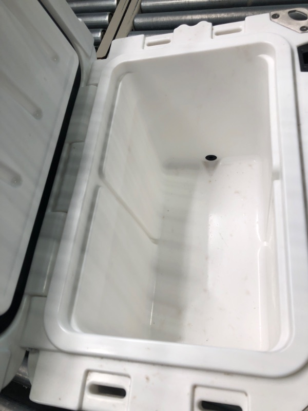 Photo 2 of AmazonCommercial Rotomolded Cooler, 20 Quart, White
Dirty inside