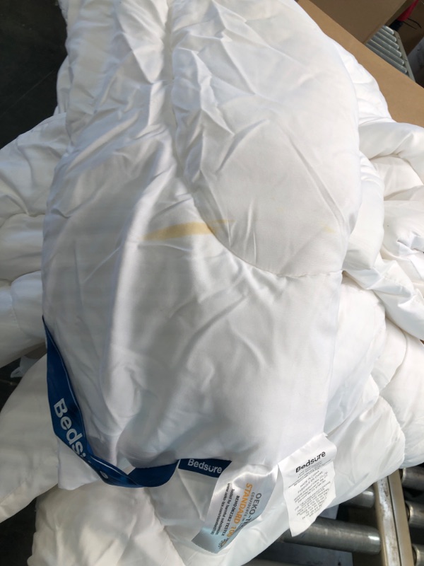 Photo 3 of Bedsure Comforter Duvet Insert - Down Alternative White, King Size, Quilted, All Season, Corner Tabs
Damage is the stain that is on one part 