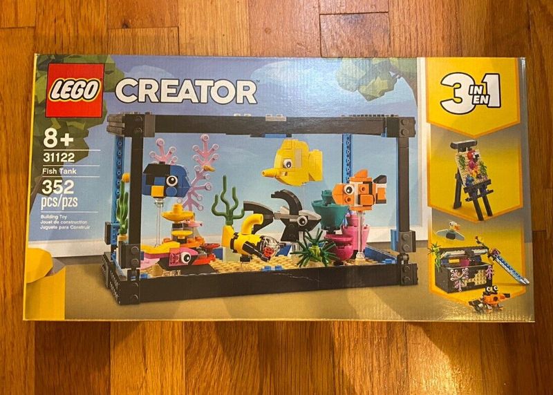 Photo 1 of LEGO Creator 3 in 1 Fish Tank 352 pcs Building Toy 31122 Easel, Treasure, Chest