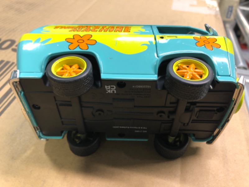 Photo 1 of Jada 1:24 Diecast Mystery Machine with Scooby, Green 1:24 Scale with Figures