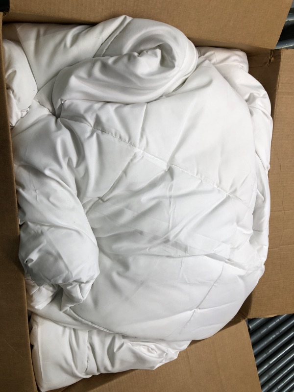 Photo 3 of Bedsure California King Comforter Duvet Insert - Down Alternative White Comforter Cal King Size, Quilted All Season California King Duvet Insert with Corner Tabs California King White