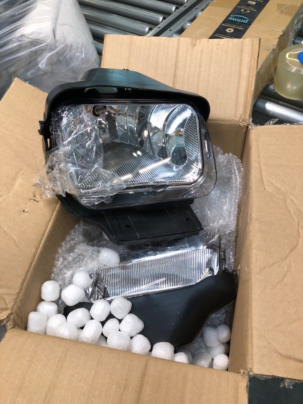 Photo 2 of Winjet Driving Fog Lights Lamps Replacement for Chevy Silverado 2003 2004 2005 2006 2007 All Models Avalanche 2002-2006 Without Body Cladding H10 12V 42W Halogen Bulbs (Clear Lens)