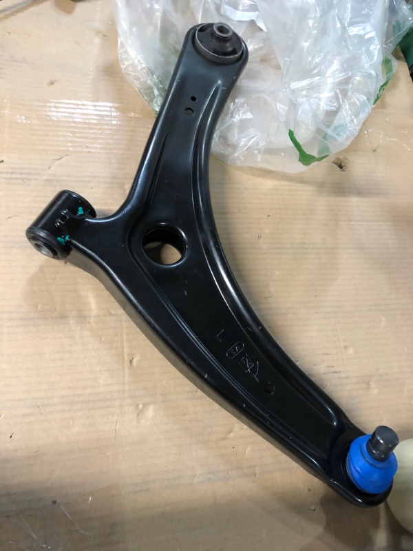 Photo 1 of Mevotech Supreme Control Arm & Ball Joint Assembly CMS861130