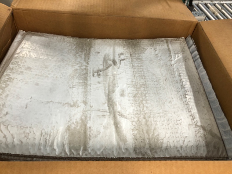 Photo 1 of ***USED - DRITY - UNKNOWN QUANTITY***
14 1/4 x 20" Bubble Lined Poly Mailers
