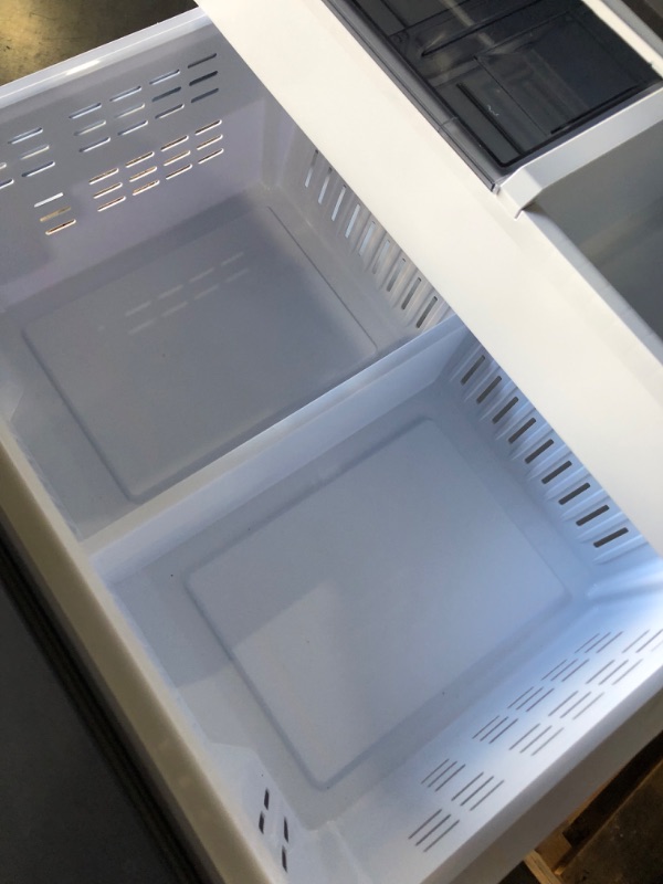 Photo 5 of Bespoke 3-Door French Door Refrigerator (30 cu. ft.) with AutoFill Water Pitcher in Stainless Steel
