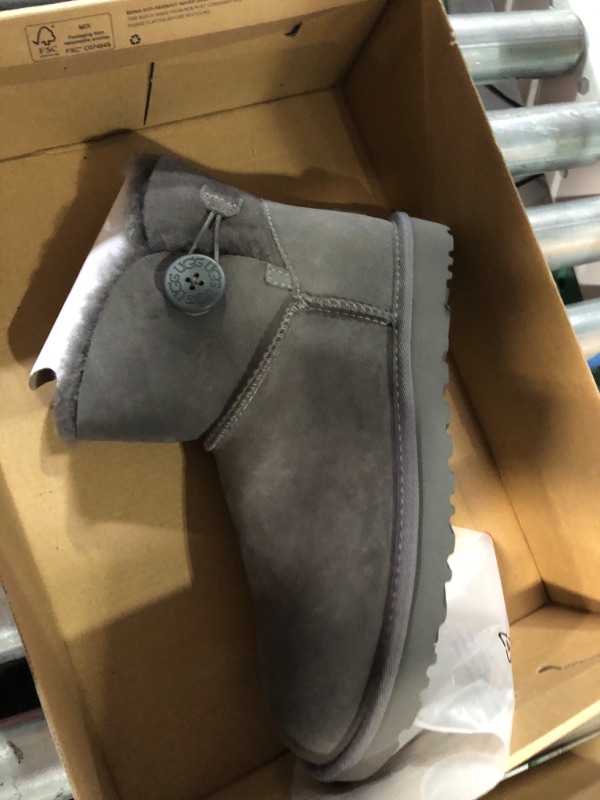 Photo 2 of * women's 9 * see all images *
UGG Women's Classic Mini Side Logo Ii Boots