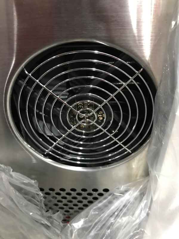 Photo 1 of * tested * item powers on * unable to test further *
Frigidaire 40 lbs Countertop Clear Square Ice Maker - Stainless Steel