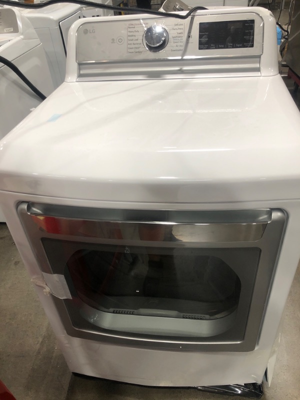 Photo 2 of LG TurboSteam 7.3-cu ft Steam Cycle Smart Electric Dryer (White) ENERGY STAR
Item #4980563

Model #DLEX7900WE