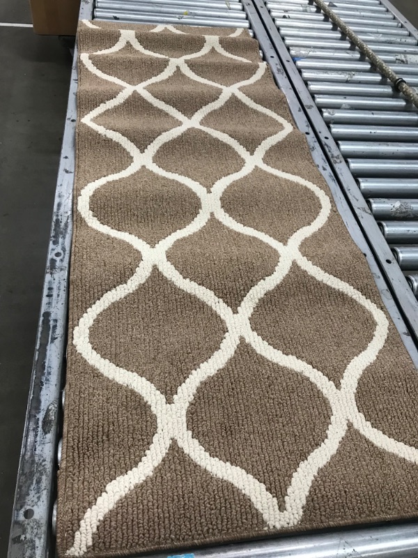 Photo 1 of 5 FT X 22 IN AREA RUG(UNKNOWN BRAND)