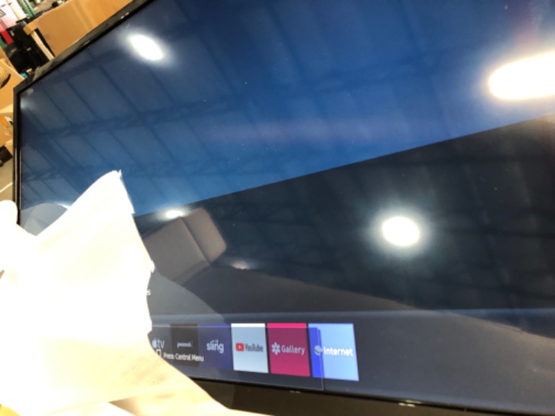 Photo 2 of SAMSUNG 32-inch Class LED Smart FHD TV 1080P (UN32N5300AFXZA, 2018 Model)