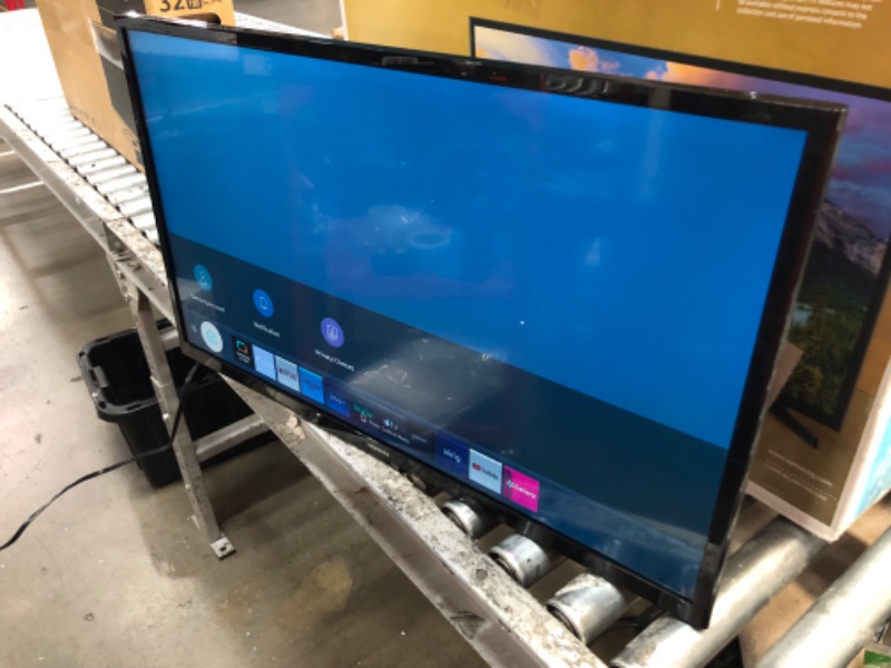 Photo 3 of SAMSUNG 32-inch Class LED Smart FHD TV 1080P (UN32N5300AFXZA, 2018 Model)