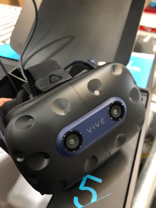 Photo 7 of HTC VIVE Pro 2 Virtual Reality System
